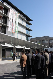 新庁舎前で市長の訓示を聞く職員